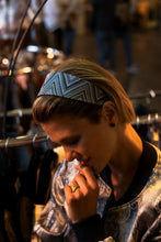 Laden Sie das Bild in den Galerie-Viewer, WENDEHAARREIFEN ZIG-ZAG BLAU